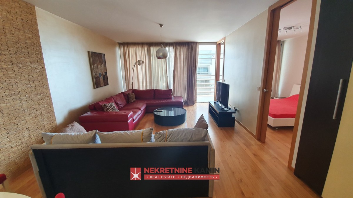 Lijep prostran jednosoban stan u zgradi Okova, Budva 